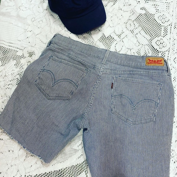 Levi’s Bermuda Shorts - Picture 3 of 3